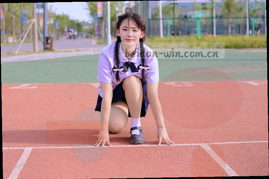 桌面摊开的纸质归档页与彩色索引标签，旁边有红笔标记